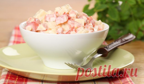 Салат с яйцами, помидорами и сыром - Лайфхакер