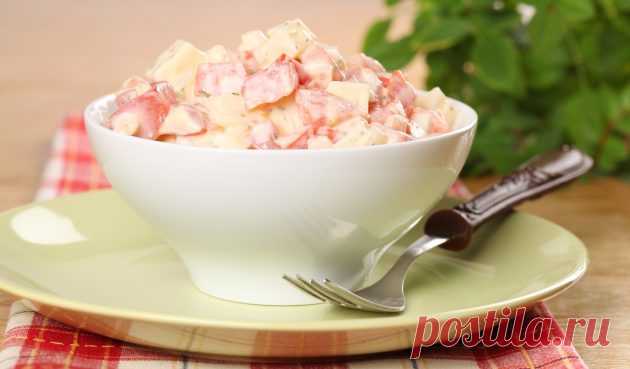 Салат с яйцами, помидорами и сыром - Лайфхакер