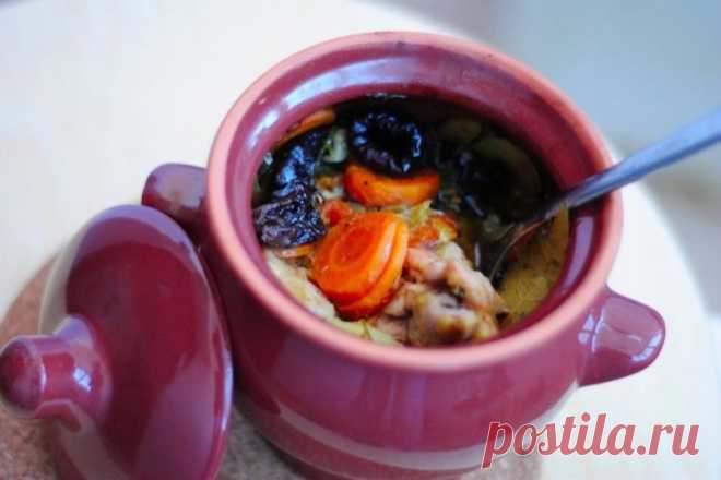 Жаркое из курицы с черносливом в горшочке — любимое блюдо моей мамы 


Необычно и очень вкусно!









Ингредиенты:
Куриное бедро — 2 шт.Картофель — 4 шт.Помидоры черри — 6 шт.Морковь — 2 шт.Лук порей — по вкусуЧеснок — 1 зубчикЧернослив — 8 шт.Куриный бульон — 4 ст…