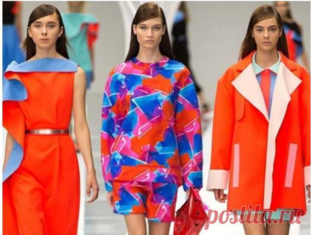 Для предстоящего сезона весна-лето Roksanda Illincic предлагает яркую коллекцию, представленную на Неделе моды в Лондоне. Отличительный стиль Ilincic все еще узнаваем в этой коллекции: элегантные формы, силуэты с акцентом на талии, красивые драпировки,