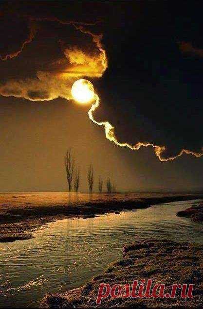 Фантастический пейзаж!!
Лунная фантазия..Прелесть... превосходно.Так невероятно красиво .Природа - это прекрасная вещь, которую Бог создал.