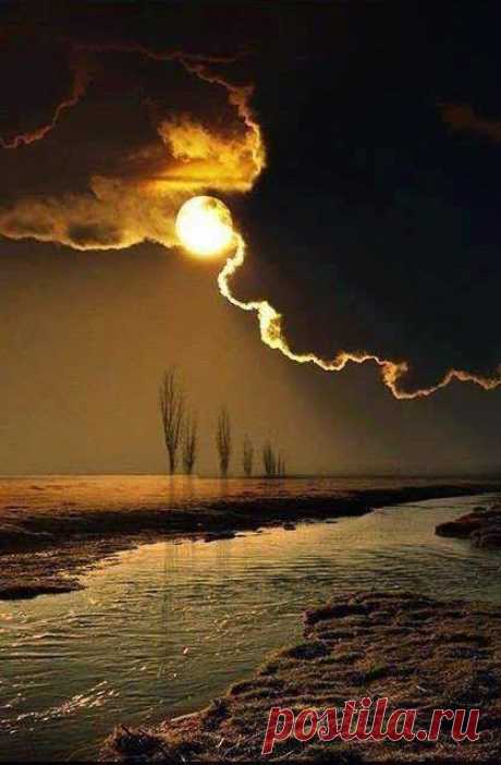 Фантастический пейзаж!!
Лунная фантазия..Прелесть... превосходно.Так невероятно красиво .Природа - это прекрасная вещь, которую Бог создал.