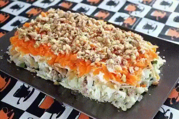 Очень вкусный салат с печенью трески 
Ингредиенты:
-Печень трески 250 гр. 
-Картофель 3 шт. 
-Яйца 3 шт. 
-Морковь 1-2 шт. 
-Сыр плавленый 100 гр. 
-Яблоко 1 шт. 
-Лук зеленый 1 пучок 
-Грецкие орехи 30 гр. 
-Лимонный сок 
-Майонез