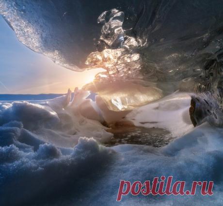 «Миниатюрные версии известных байкальских гротов иногда удается найти и значительно ближе. В данном случае на Рыбинском водохранилище в Пошехонском районе Ярославской области», – рассказывает фотограф Сергей Сутковой: nat-geo.ru/photo/user/44653/ Доброе утро!