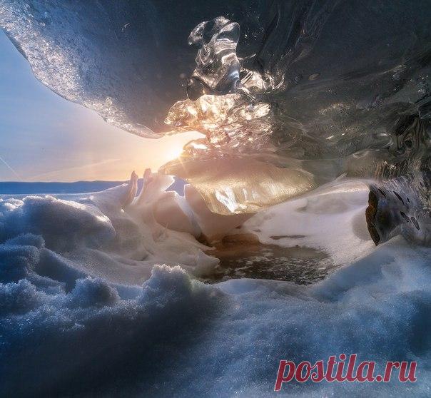 «Миниатюрные версии известных байкальских гротов иногда удается найти и значительно ближе. В данном случае на Рыбинском водохранилище в Пошехонском районе Ярославской области», – рассказывает фотограф Сергей Сутковой: nat-geo.ru/photo/user/44653/ Доброе утро!