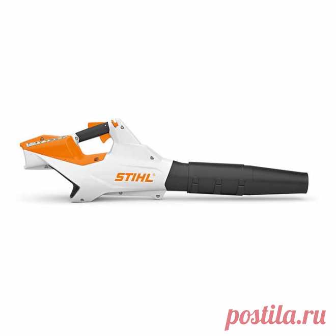 Аккумуляторное воздуходувное устройство Stihl BGA 86 (без АКБ и ЗУ). Аккумуляторное воздуходувное устройство Stihl BGA 86 очень удобно в эксплуатации и практически бесшумно, что делает работу с ним очень комфортной и позволяет пользоваться ей на территориях детских садов, школ и больниц. Этим агрегатом можно с легкостью очистить двор от листвы, скошенной травы, пыли или грязи.