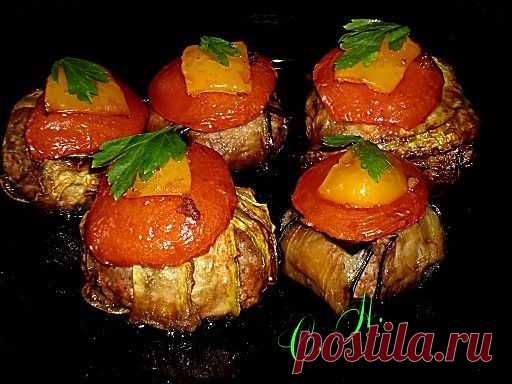 ТЕФТЕЛЬКИ в ОВОЩАХ !!!  **Основа: гов/свин/фарш 500г+размел/жареные грец/орехи 0.5ст. *Баклажаны и кабачки- тонкие длин/пластины обжарим. Выложим на бум/полотенца, стечь маслу. Сложим крест-накрест по 2пластины, в середину -мясн/фрикадельку (с перепел/яйцо). Завернем края овощей, сверху -кружок помидора и перца, закрепим зубочисткой. *В форму, залить до половины томат/соком (сок посолить, поперчить). *В духовку на 30мин, при 200. Во время запекания поливать соком 3-4раза.