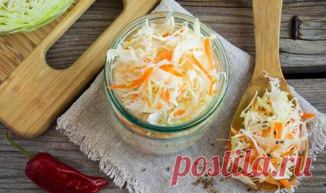 Квашеная капуста на новый лад: как вкусно и экзотично подать традиционный продукт? Квашеные капустные головки на протяжении многих столетий были одним из основных продуктов. Они гарантировали людям запас жизненных сил и поддержку иммунитета. Сегодня квашеная капуста не потеряла своей силы, но немного утратила популярность и «состарилась». Мы ее по-прежнему едим, но она не вписывается в современные кулинарные тенденции. Однако квашеную капусту можно «омолодить» и «осовремен...