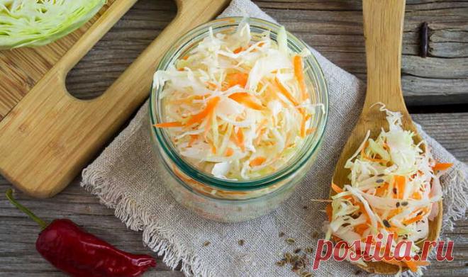 Квашеная капуста на новый лад: как вкусно и экзотично подать традиционный продукт? Квашеные капустные головки на протяжении многих столетий были одним из основных продуктов. Они гарантировали людям запас жизненных сил и поддержку иммунитета. Сегодня квашеная капуста не потеряла своей силы, но немного утратила популярность и «состарилась». Мы ее по-прежнему едим, но она не вписывается в современные кулинарные тенденции. Однако квашеную капусту можно «омолодить» и «осовремен...