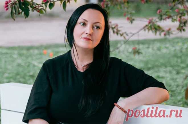 Страшнее боев только их последствия. Как работают психологи с переселенцами. Галина Филатова с дочкой Никой перебрались из Луганска в Санкт-Петербург в 2014 году. Попытались жить спокойной мирной жизнью, отключить память и выдохнуть. Не вышло.