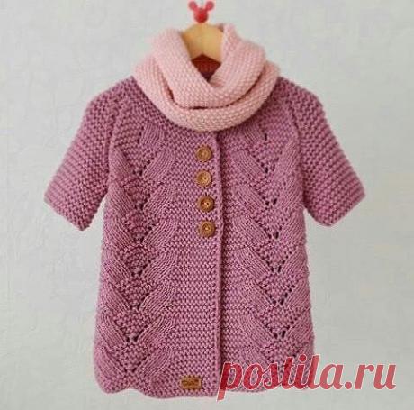 Связать малышам
——————————————
Вяжем детскую курточку спицами

Размеры: новорожденный – 3 мес. – 6 мес. – 12 мес. – 18/24 мес.
Материалы:
пряжа Merinos Alpaga (70% шерсть, 30% альпага, 25 г / 57 м), цвет Chanvre 5 – 6 – 7 – 8 – 9 мотков.
Пряжа Lambswool (51% шерсть, 49% акрил, 50 г / 134 м), цвет Taupe совсем немного.
Спицы № 3, игла для шерсти, кольца маркеры, спица булавка, 4 пуговицы диаметром 18 мм.

Вязки:
- Гладь
- Платочная вязка
- Вышивка гладью

Образцы:
1 квадрат...