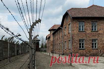 Обнародованы доказательства убийств поляками узников концлагерей. ФСБ опубликовала рассекреченный документ, который доказывает, что поляки вместе с гитлеровцами убивали узников концлагеря «Аушвиц» в Освенциме. В документе приводится подробный рассказ старшего лейтенанта Красной армии Павла Гавриша, которому удалось бежать из концлагеря. Он описал ужасы, происходившие в лагерях.