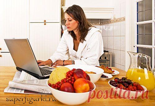 Как не переедать вечером | superfigurki.ru
«Вечерний жор», ну кто его не знает?:) Это ведь так приятно, прийти с работы, достать вкусностей и засесть перед телевизором, разрешив себе законное удовольствие и единственную за день возможность расслабиться… Утром весы вас не порадуют, но это будет утром…. Или вы весь день были хорошей девочкой, почти ничего не ели, решили немного поесть вечером и понеслась… и только съев все, что было в холодильнике, начинаете задумываться, что что-то пошло не так.