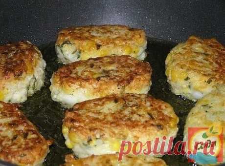 Делaю тaкие котлетки летом постоянно. Получaется вкусный и бюджетный обед. Подаю со сметанкой)) 
 
Рисово-кабaчковый котлеты. 
Ингредиенты: 
-Вареный рис — 0,5 стакана 
-Кабачок — 1 шт. 
-Луковица — 1 шт. 
-Чеснок — 1-2 зубчика 
-Яйцо — 1 шт. 
-Нарезанная зелень укропа, петрушки — 1-2 ст. ложки 
-Панировочные сухари — 1 стакан 
-Консервированная кукуруза — 1 баночка 
-Соль, молотый перец — по вкусу. 
 
Приготовление: 
 
Кукурузу чуть подавить с небольшим количеством сока и...