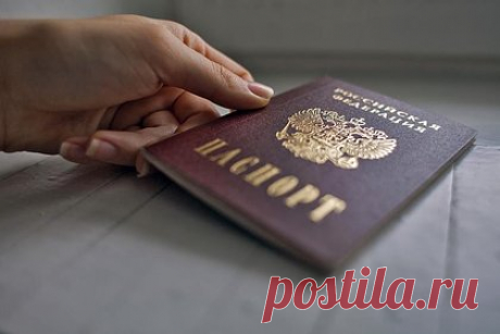 У обвиняемого по делу о фейках врача забрали российский паспорт для проверки. В Москве у врача-педиатра Надежды Буяновой, которую обвинили в распространении фейков о Вооруженных силах (ВС) и возбудили в отношении нее уголовное дело, забрали российский паспорт для проверки на подлинность. Об этом сообщило издание Baza в Telegram-канале в четверг, 29 февраля.
