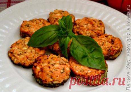 Горячая закуска из кабачков с творогом и кетчупом