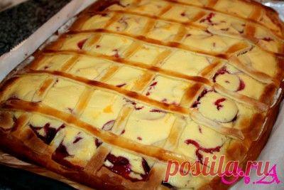 Сливовый пирог с творожно-пудинговой заливкой.
