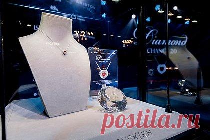 Показано выигранное российской чиновницей колье за 2,5 миллиона рублей. Представители российского ювелирного дома Chamovskikh показали колье за 2,5 миллиона рублей, которое выиграла в конкурсе свердловская чиновница Виктория Панова. На размещенных кадрах представлено украшение, состоящее из 38 бриллиантов, а также рубина весом в полтора карата.