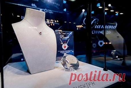 Показано выигранное российской чиновницей колье за 2,5 миллиона рублей. Представители российского ювелирного дома Chamovskikh показали колье за 2,5 миллиона рублей, которое выиграла в конкурсе свердловская чиновница Виктория Панова. На размещенных кадрах представлено украшение, состоящее из 38 бриллиантов, а также рубина весом в полтора карата.