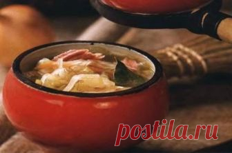 Как приготовить суточные щи из квашеной капусты Зимой нет ничего вкуснее горячих густых щей. Вариантов блюда свыше десятка. Сегодня мы расскажем, как приготовить суточные щи из квашеной капусты.