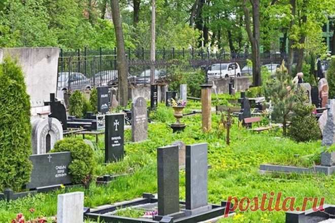 Что нельзя делать на кладбище. Правдивые приметы из народа