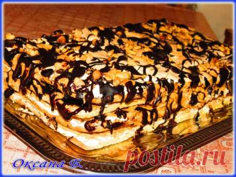 ГОТОВИМСЯ К НОВОМУ ГОДУ

Торт "Воздушный сникерс"

Ну, этот рецепт уже год живет в нашей семье, почему-то всегда на праздники у меня заказывают именно его. Наверное, всех покорило сочетание сгущенки и арахиса. Или прослойка, напоминающая безе. Не знаю, но он не надоедает.
Рецепт взят с инета, не помню, где конкретно - встречаю его на многих сайтах.

Для коржа:

6 желтков взбиваем с 1.5 ст. сахара, добавляем 250 г мягкого маргарина, 1 ст.л. майонеза, 1 ч.л. соды гашенной ли...