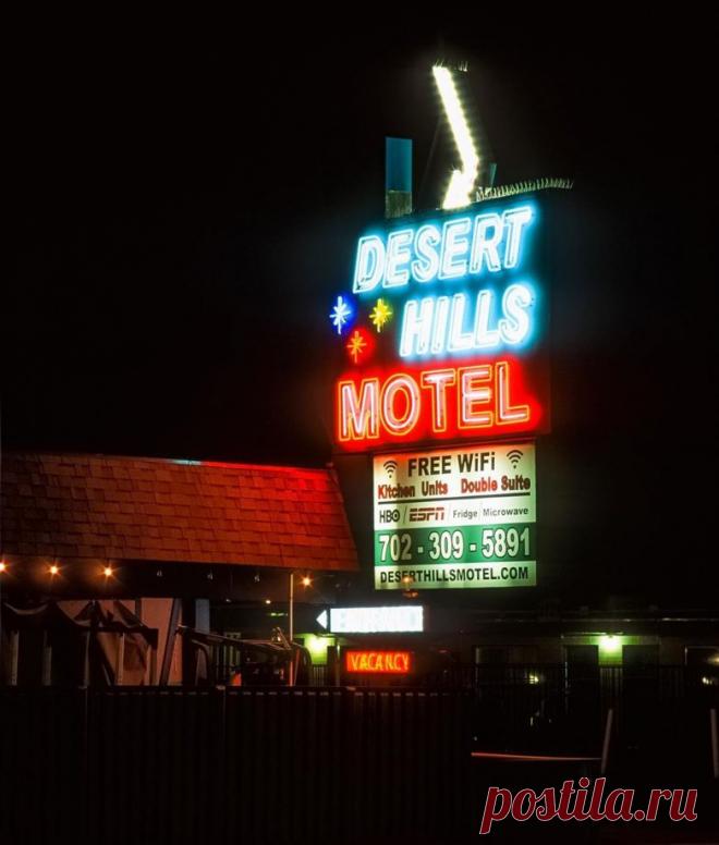 Атмосферная подборка фотографий Тима Андерсона с вывесками придорожных американских отелей Фотограф из Техаса Тим Андерсон путешествует по США на автомобиле — в том числе по легендарной исторической магистрали Route 66 — и снимает