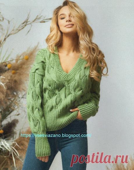 Пуловер цвета мха с крупными жгутами..