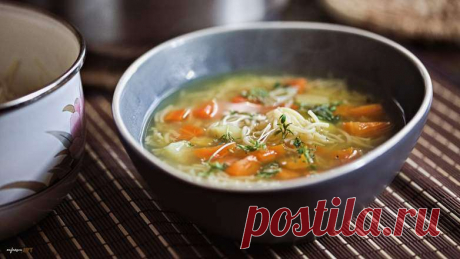 Gemüse Suppe mit Nudeln, natürliche Medizin voller Vitamine, absolut genial gut! Wenn der Darm eine Revolution startet holt man zum Gegenschlag aus und macht eine Gemüse Suppe mit Nudeln. Medizin zum Löffeln