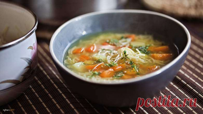 Gemüse Suppe mit Nudeln, natürliche Medizin voller Vitamine, absolut genial gut! Wenn der Darm eine Revolution startet holt man zum Gegenschlag aus und macht eine Gemüse Suppe mit Nudeln. Medizin zum Löffeln