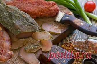 Вяленая куриная грудка в домашних условиях Вяленая куриная грудка в домашних условиях с чесноком, сладкой паприкой и сладким перцем – холодная закуска из птицы с разными вкусами. Готовить это мясо проще простого в условиях домашней кухни. Оговорюсь, на окнах в кухне обязательно должны быть сетки, а домашние животные типа котов, мышей, хомяко
