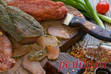 Вяленая куриная грудка в домашних условиях Вяленая куриная грудка в домашних условиях с чесноком, сладкой паприкой и сладким перцем – холодная закуска из птицы с разными вкусами. Готовить это мясо проще простого в условиях домашней кухни. Оговорюсь, на окнах в кухне обязательно должны быть сетки, а домашние животные типа котов, мышей, хомяко