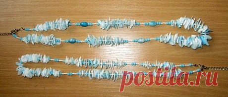 Голубые бусы из ракушек