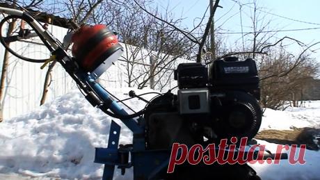 Как перевести бензиновый мотоблок на газ При выполнении мотоблоком больших объемов работ общий расход бензина за сезон доходит до существенных показателей. Учитывая стоимость топлива, переоборудование двигателя на потребление дешевого газа более чем оправдано. Мотор мотоблока менее прихотлив, чем у автомобиля, поэтому перевести его на газ