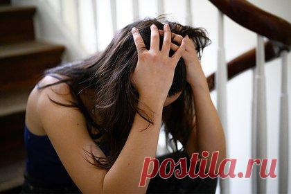 Психолог назвала главное отличие депрессии от грусти и плохого настроения. Британская психолог, тиктокерша Джули Смит в одном из новых видео в социальной сети TikTok назвала главное отличие грусти и плохого настроения от депрессии. Смит заявила, что грусть является одним из многих симптомов депрессии и отличается от этого тяжелого состояния кратковременностью.