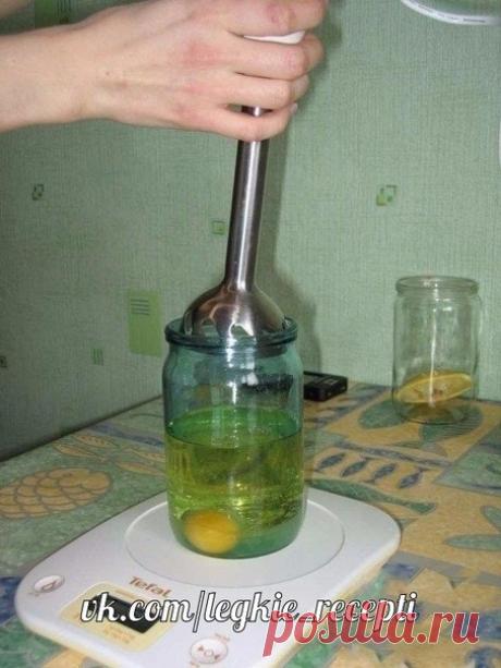 Правильный домашний майонез
· Из чего готовить:

Одно яйцо

250 мл растительного масла

1 ч.л. сахара

0,3 ч.л. соли

1 ст.л. сока лимона

Специи – по желанию

· Как готовить:

В емкость, в которой планируем майонез, наливаем растительное масло (майонез будет густой и липкий, лучше сразу готовить его в емкости, в которой планируете хранить). Добавляем в емкость соль и сахар. Сок лимона процеживаем от косточек и мякоти, переливаем в емкость. Перекладываем в банку яйцо с цел...