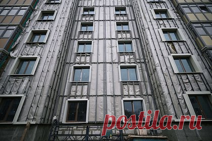 В подмосковном городе треснуло здание многоквартирного дома. В подмосковном городе Пересвет треснуло здание многоквартирного дома, сообщили в экстренных службах. Жильцы двух подъездов будут расселены. Жильцы двух подъездов будут расселены. Речь идет примерно про 120 человек, их временно разместят в местном доме культуры, их обеспечат перекусом и горячими напитками.