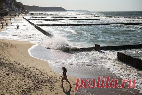 В Калининградской области решили связать два курорта променадом. Власти Калининградской области решили связать два города-курорта Светлогорск и Пионерский двухкилометровым променадом по набережной. Отмечалось, что для строительства проекта был объявлен открытый конкурс. Так, на морском берегу появится променад-эстакада протяженностью почти 2,4 километра и шириной до 20 метров.