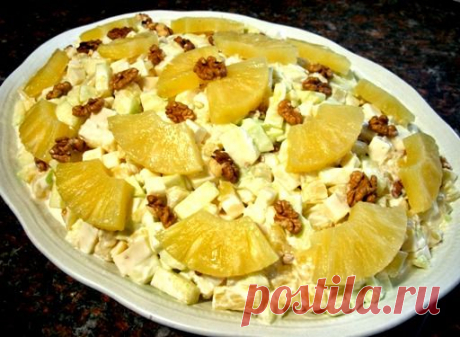 Салат «Прохлада» с ананасами, яблоками, сыром и орехами