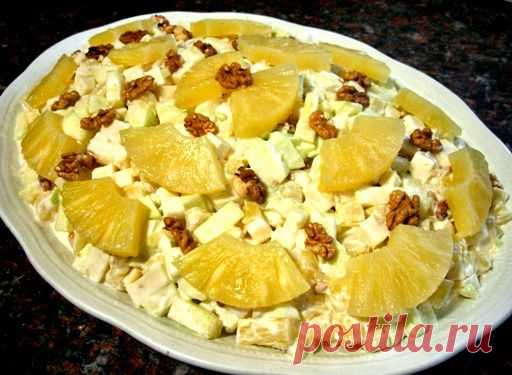 Салат «Прохлада» с ананасами, яблоками, сыром и орехами