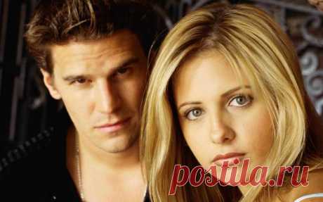 &quot;Баффи – истребительница вампиров&quot; 23 года спустя: как изменились актеры сыгравшие главные роли в сериале
В далеком 1999 году на экраны вышел первый сезон сериала &quot; Баффи - истребительница вампиров &quot;.
Его популярность была невероятной.
Сериал стал культовым не только в США, но и в России.
Многие зрители до сих пор помнят имена актеров сыгравших главные роли.
Но мало кто знает, что спустя 23 года после выхода сериала, многие актеры уже не те, и совсем не похожи на своих геро…