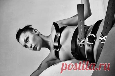 Белла Хадид снялась полуобнаженной для рекламы бренда и удивила фанатов. Супермодель палестинско-голландского происхождения Белла Хадид приняла участие в съемке откровенной рекламной кампании популярного модного бренда Calvin Klein. На размещенных в сети черно-белых фото она демонстрирует свое тело с разных ракурсов. Хадид позирует в черных трусах топлес.