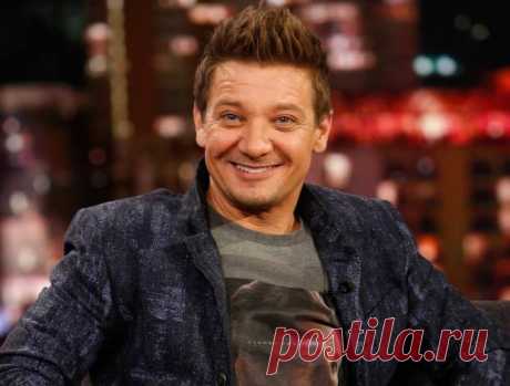 Джереми Реннер с разрисованным лицом: видео звезды Мстителей развеселило фанатов