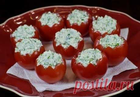 Яркая и вкусная закуска к праздничному столу — помидоры, фаршированные мягким сыром 

Волшебный вкус!



 


Ингредиенты:
помидоры — 10 небольшихадыгейский сыр — 200 гзеленый лук — 2 пучказелень укропа — небольшой пучокпетрушка — небольшой пучокчеснок — 1 зубчикмайонез — 1-2 столовые…