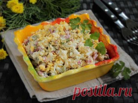 Салат «Нежность» с копченой колбасой и плавленым сыром — рецепт с фото пошагово