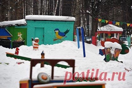 Россиянка обвинила воспитательницу детсада в избиении ее двухлетнего сына. Жительница поселка Отрадное Воронежской области обвинила воспитательницу детского сада в избиении ее двухлетнего сына. По словам россиянки, она заметила побои на теле ребенка 18 декабря. Педагог не смогла объяснить что случилось с мальчиком, и уволилась из детского сада. Следователи проводят проверку.