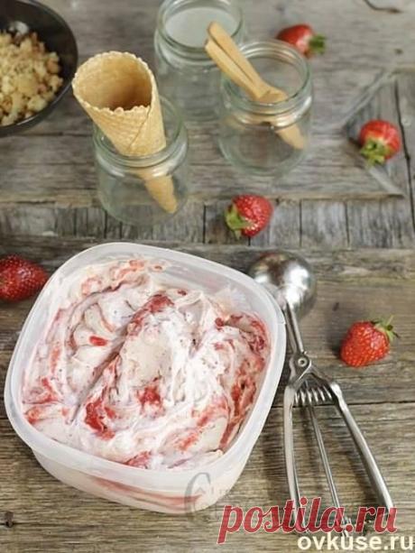 Клубничное мороженое с миндальной крошкой - Простые рецепты Овкусе.ру
