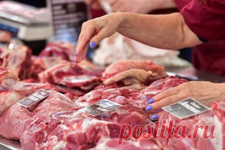 Россия резко нарастила вывоз мяса. По итогам 2023 года суммарные объема вывоза мяса и мясопродуктов из России выросли на 109 тысяч тонн и достигли отметки в 800 тысяч тонн. О резком наращивании объемов экспорта этих видов продукции сообщает ТАСС со ссылкой на материалы презентации президента агропромышленного холдинга (АПХ) «Мираторг» Виктора Линника.