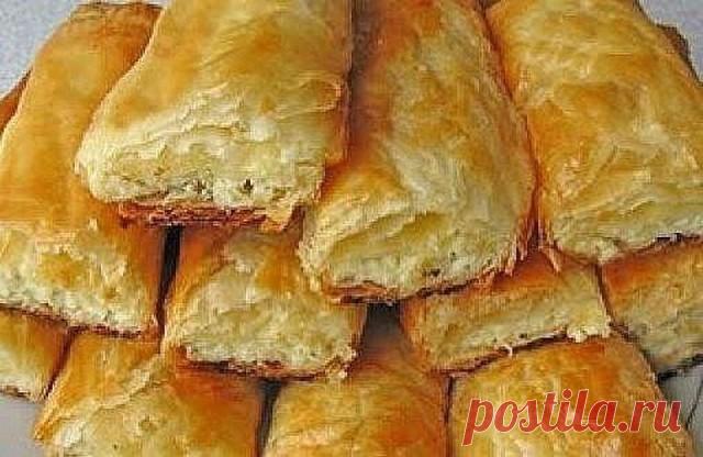 СЛОЕННОЕ ТЕСТО ЗА 10 МИН

МЯГКОЕ И ХРУСТЯЩЕЕ,СЛОИСТОЕ И ВКУСНОЕ!

ИНГРЕДИЕНТЫ:

Маргарин (комнатной температуры) — 200 г 
Желток яичный — 1 шт 
Сметана (кефир,простокваша) — 100 мл 
Соль (щепотка) — 1 г 
Мука — 500 г 

ПРИГОТОВЛЕНИЕ:
В муку отправляем маргарин, или сливочное масло, можно взять по 100 г каждого продукта. Превращаем все в крошку, это делается довольно быстро, руками.
Затем добавляем желток и сметану(или кефир - что есть).
Замешиваем тесто. Если тесто липкое,...