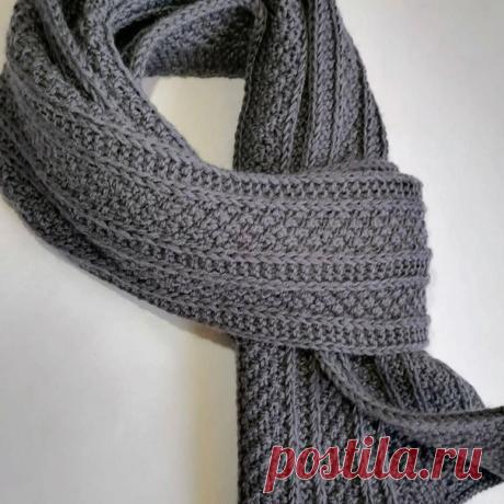 ОПИСАНИЕ МУЖСКОГО ШАРФА
От автора@i_knit_i_fly

Размеры шарфа после вто: 175×25 см.

Нам понадобится:
* пряжа Детский каприз от пехорка 50% мериносовая шерсть 50% акрил
в 50 гр. 225 м. 6 моточков. Вяжем в 2 нити!!!
* спицы 4

Раппорт узора состоит из 10 петель + 5 для симметрии + 2 кромочные.

Шарф состоит из чередования полос платочной вязки и полос узором "рис",
разделённых между собой дорожками из одной снятой петли.

На бросовую нить набираем 57 петель.
Провязываем 4 р...